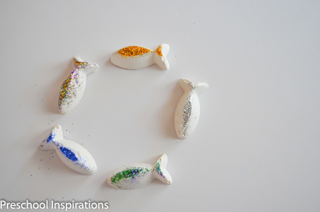DIY Rainbow Fish by Preschool Inspirations-3